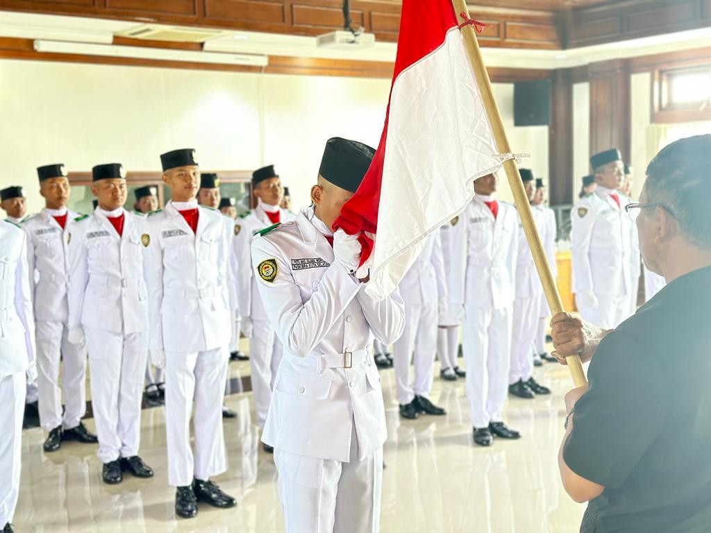Camat Kutsel mengukuhkan Paskibra Kecamatan Kuta Selatan bertempat di Ruang Rapat Utama Kecamatan Kuta Selatan setelah dikukuhkan Paskibraka akan bertugas mengibarkan dan menurunkan bendera merah putih pada upacara peringatan detik detik proklamasi Kemerd